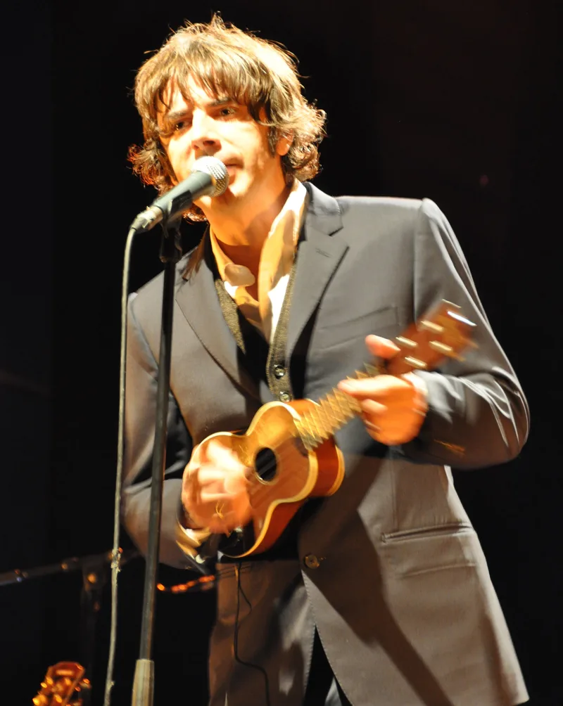 Thomas Fersen с укулеле на выступлении в Марсейлетт, 2010