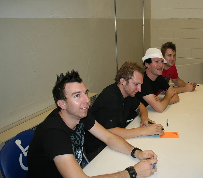 Thousand Foot Krutch раздают автографы после концерта, 2007