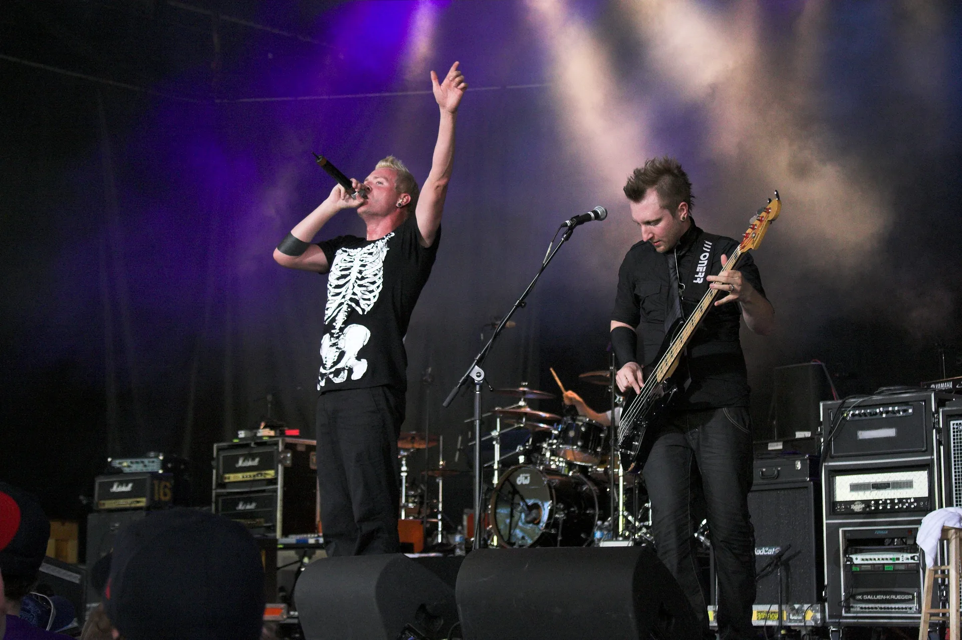 Thousand Foot Krutch на фестивальном выступлении, 2009