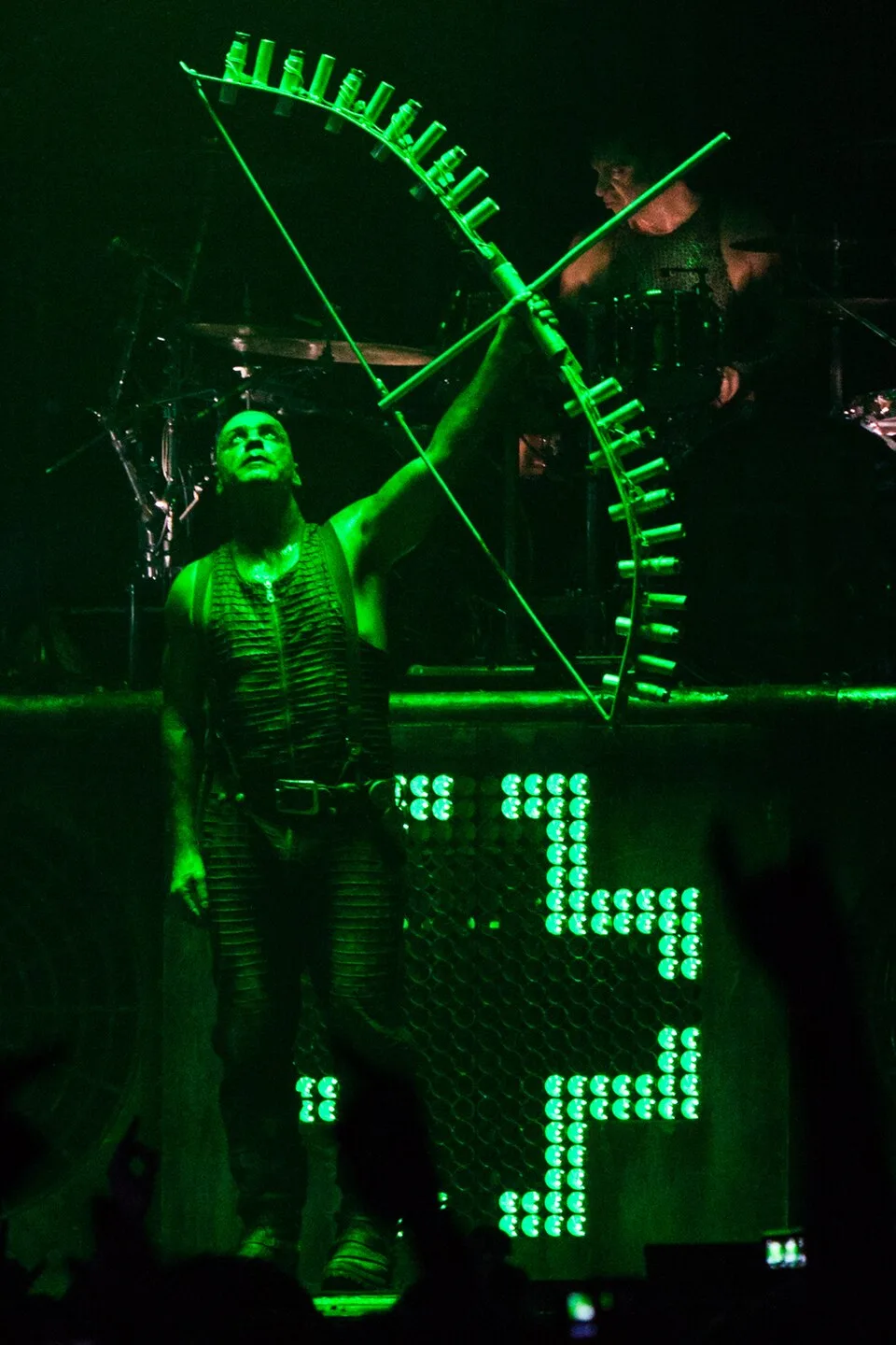 Till Lindemann на сцене во время выступления в Лондоне (2012)