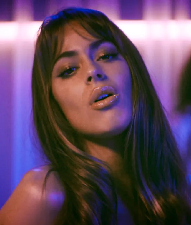 Tini (Martina Stoessel), кадр из клипа Bar, 2021