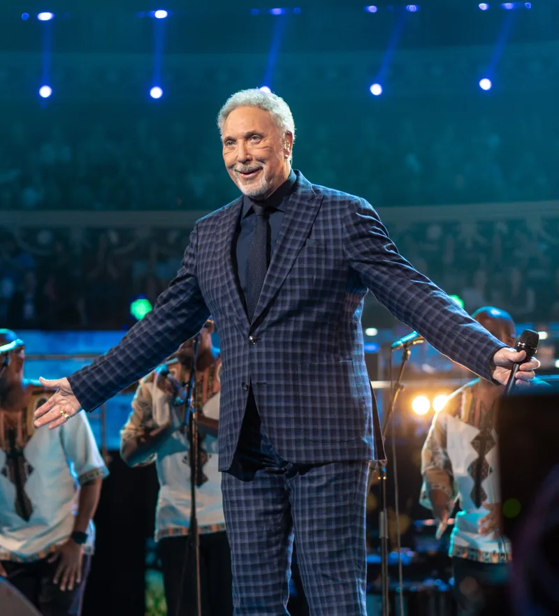 Том Джонс на сцене, крупный план