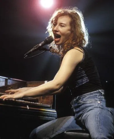 Тори Эймос на сцене во время тура 1996 года