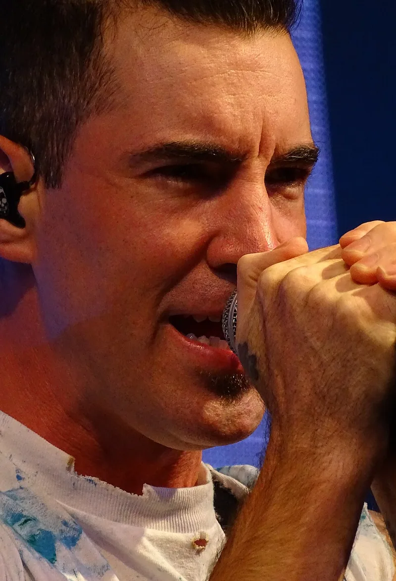 Тайлер Коннолли на концерте, крупный план