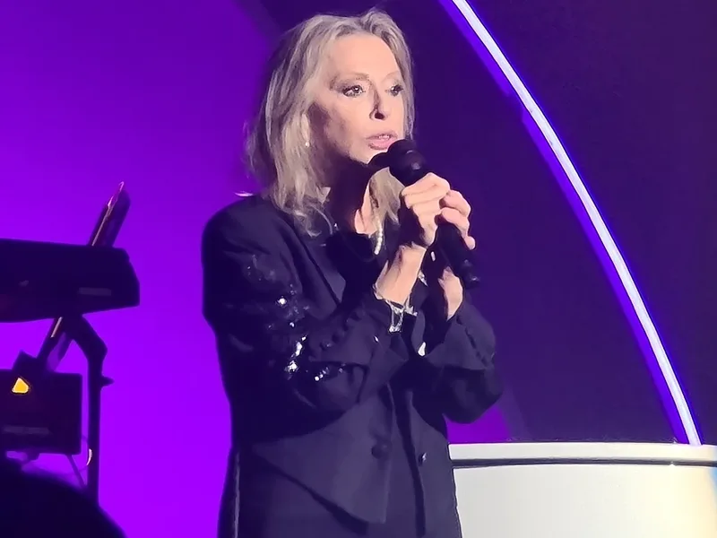 Веро́ник Сансон на концерте в Бордо, 2024