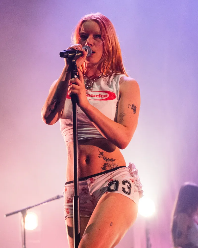 Wet Leg, промо-фото Domino периода анонса дебютного альбома, 2021