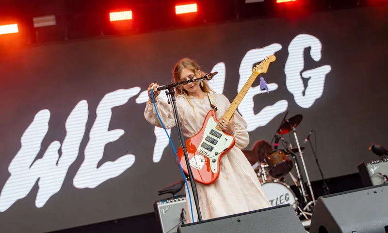 Wet Leg на сцене, концертное фото, Гластонбери 2022