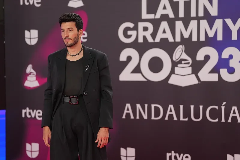 Себастьян Ятра на красной дорожке Latin Grammy 2023