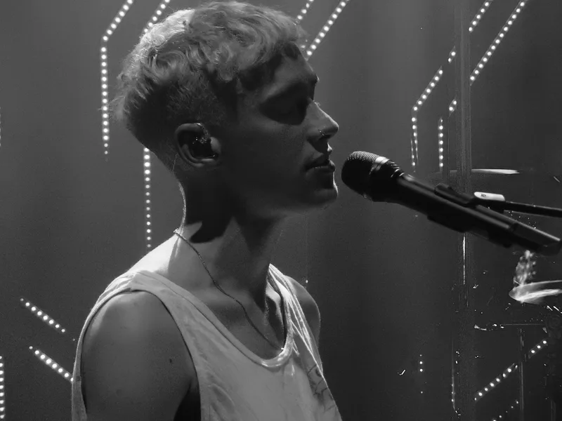 Олли Александер на сцене Shepherds Bush Empire, 2015