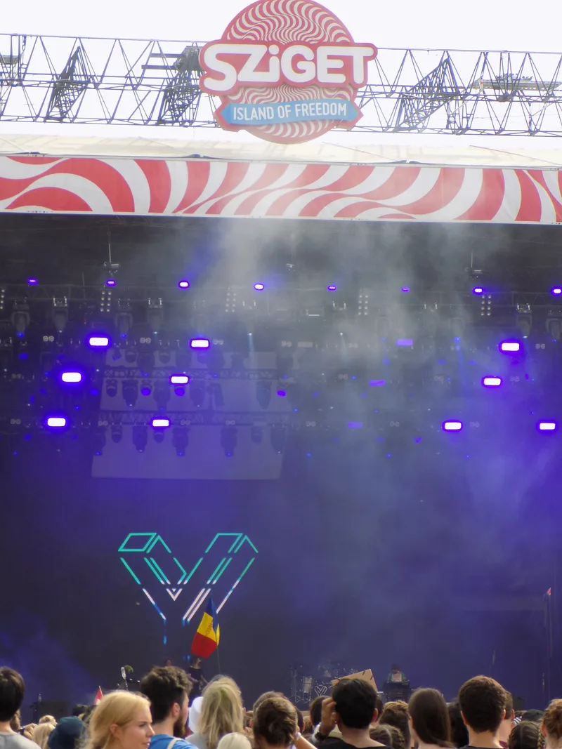 Сцена фестиваля Sziget 2016 во время выступления Years & Years