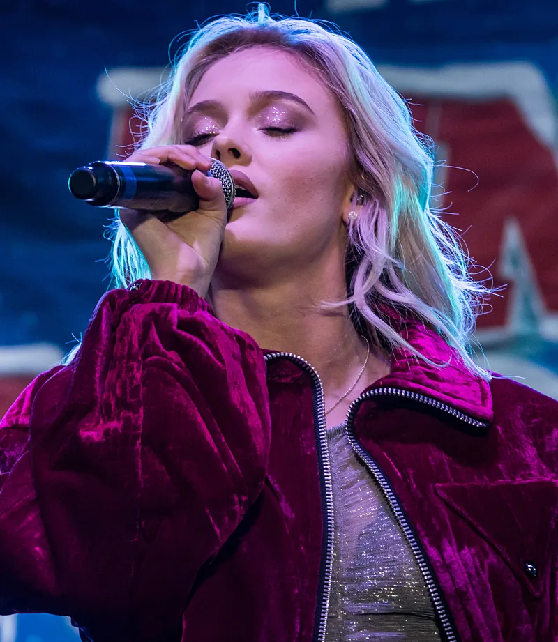 Zara Larsson на сцене, крупный план (2016)