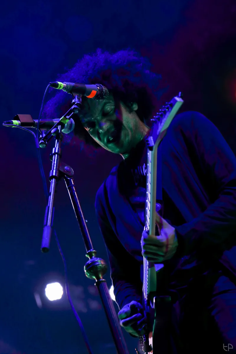 Zeal & Ardor на сцене: крупный план вокалиста с гитарой