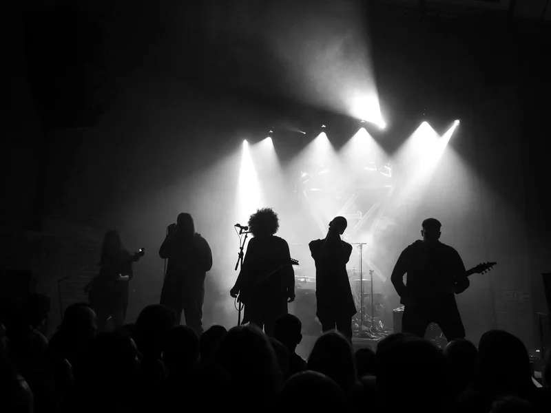 Zeal & Ardor на сцене: силуэты музыкантов в контровом свете