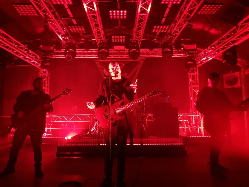 Zeal & Ardor на сцене в красном свете: группа в полном составе